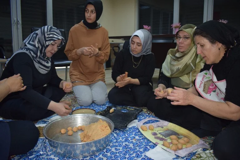 Malatya’nın meşhur yemeği olan “Analı Kızlı” yemeğini yaptılar.