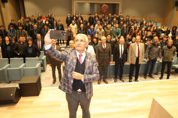 Başkan Güder, söyleşi programında lise öğrencileriyle bir araya gelerek, gençlere önemli mesajlar verdi.