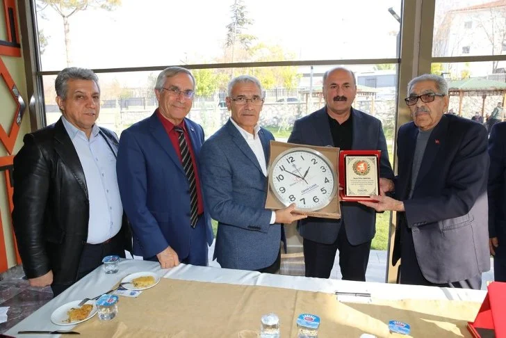 Başkan Güder, Eski belde belediye başkanları ile bir araya gelerek istişarelerde bulundu.