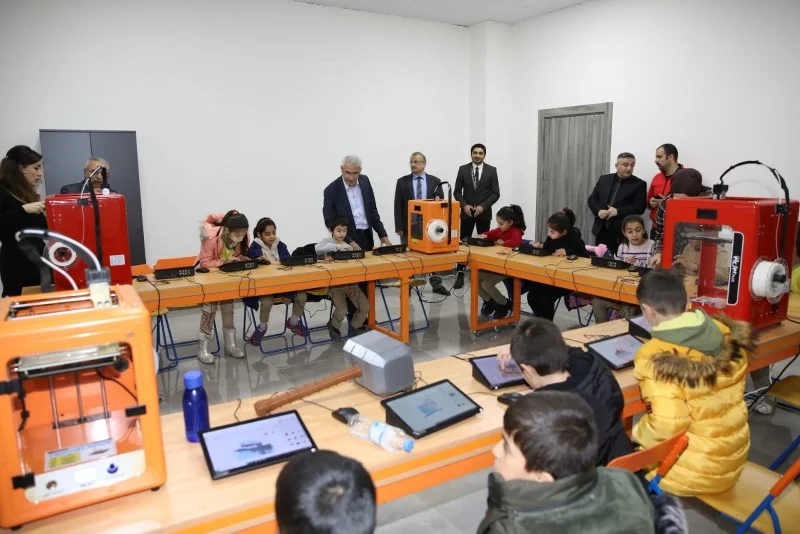 Başkan Güder, Battalgazi Beceri Atölyelerindeki öğrencileri ziyaret etti.