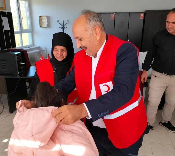 Malatya Kızılay İl Başkanlığından tarafından İlk öğretim Öğrencilerine Kışlık Kıyafet Desteği