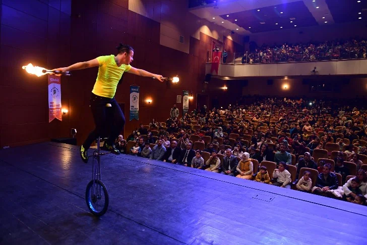 Yeşilyurt’un Mutlu Çocukları ‘Yetenek Sirkiniz Cambaz Mihtat’ Gösterisinde Doyasıya Eğlendi
