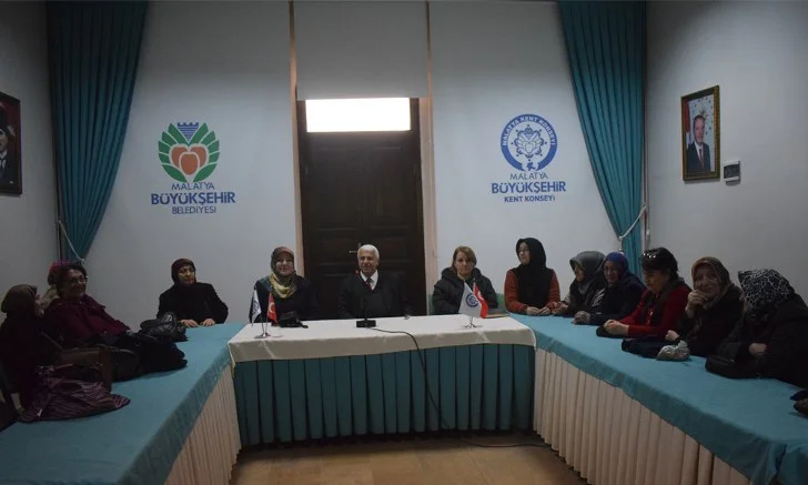 Mekke’nin Fethinin 1393. Yıl dönümü dolayısı ile “Mekke’nin Fethi” konulu bir konferans düzenledi.