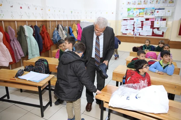 Battalgazi Belediyesi, kırsal bölgelerde maddi durumu iyi olmayan ailelerin eğitim gören çocuklarının yüzünü güldürmeye devam ediyor.