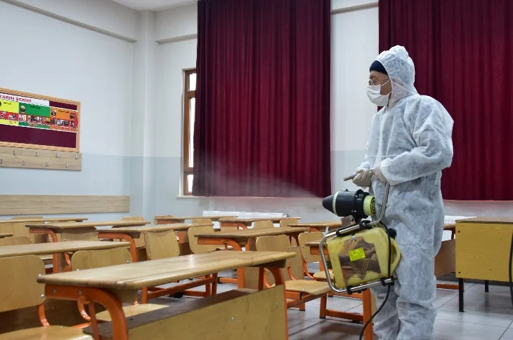 Büyükşehir Belediyesi Ekipleri Okullarda İlaçlama Yapıyor