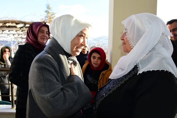 Milletvekili Öznur Çalık, daha sonra Hanımınçiftliği Mahallesi’ni ziyaret ederek vatandaşlarla bir araya geldi.