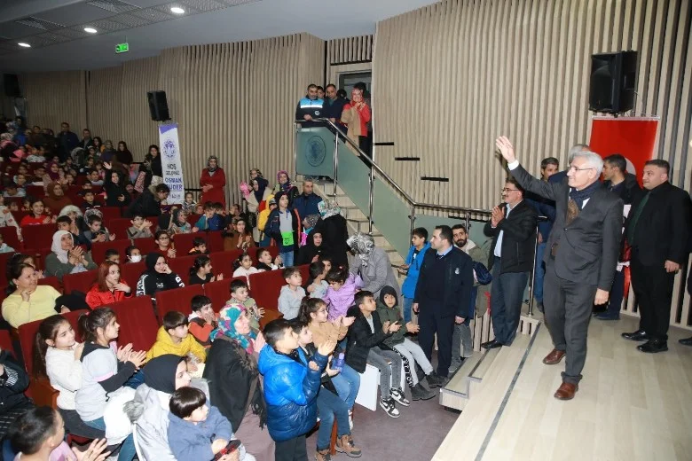 Tay” Filmini aileleriyle birlikte izleyen öğrenciler heyecanlı ve keyifli anlar yaşıyor.