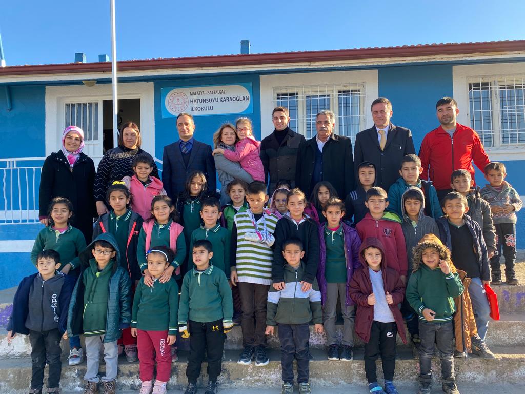 Vali Hulusi Şahin’in Eşi Malatya Gönül Elçileri Temsilcisi Ebru Şahin Köy Okullarını Ziyaret Etti.
