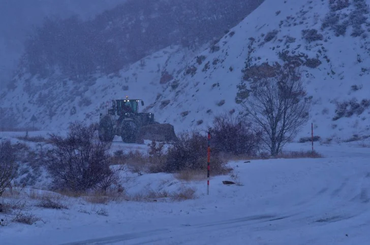 Malatya Büyükşehir Belediyesi ekipleri kar yağışının başladığı ilk andan itibaren sahada çalışmalarını yoğun bir şekilde sürdürüyor.