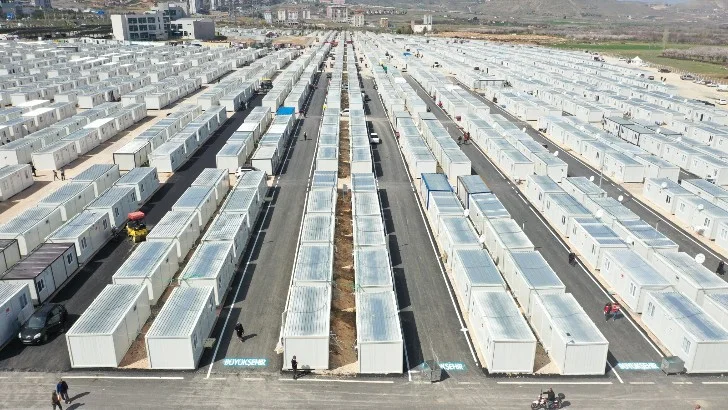 Malatya Büyükşehir Belediyesi tarafından altyapı ve üstyapı çalışmaları tamamlanan konteyner kentlerde asfalt çalışmalarına başlandı.