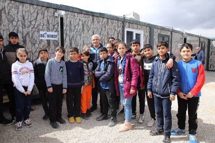 Kitapları Enkaz Altında Kalan Öğrencilere Başkan Güder’den Sınav Seti Hediyesi