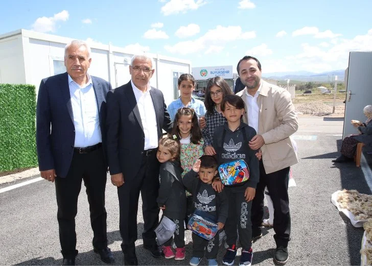 Güder, Ramazan Bayramı dolayısıyla çadır ve konteynerde kalan depremzede vatandaşları ziyaret ederek bayramlarını kutladı.