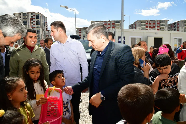 Kahramanmaraş merkezli 6 Şubat’taki deprem nedeniyle vatandaşlar buruk bir şekilde bayram sevinci yaşıyorlar.