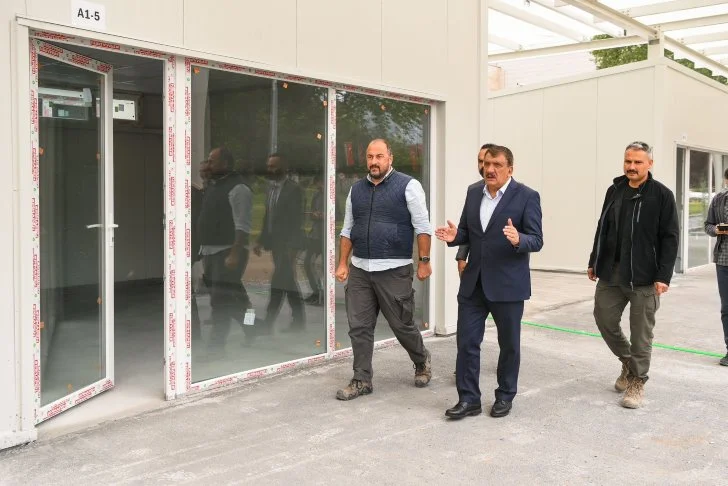 Başkan Gürkan, Büyükşehir Belediyesinin Yanına İnşa Edilen Geçici İş Yerlerinde İncelemelerde Bulundu