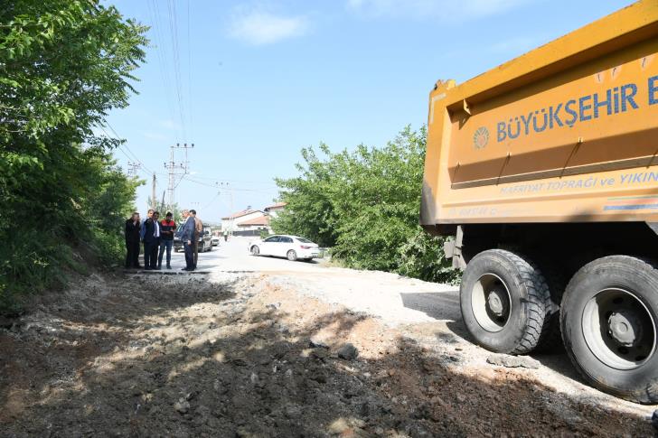 Malatya Büyükşehir Belediye Başkanı Selahattin Gürkan, Orduzu Kaldırım Mahallesinde incelemelerde bulundu