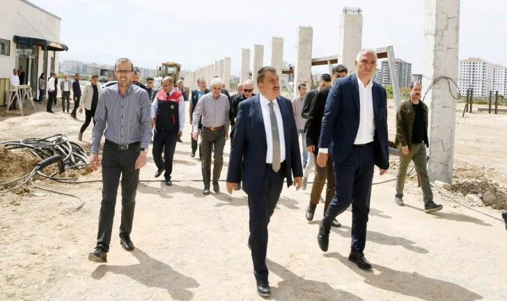 Turizm Bakanı Mehmet Nuri Ersoy, Kahramanmaraş merkezli depremlerden etkilenen Malatya’da incelemelerde bulundu.