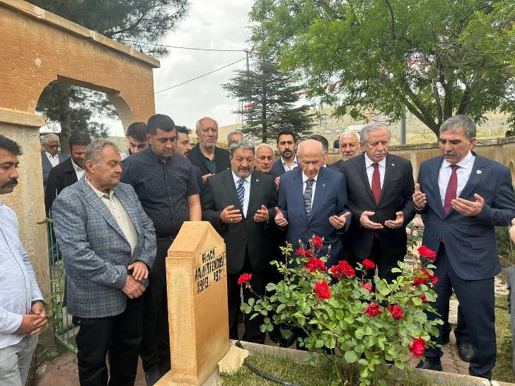 (MHP) Genel Başkanı Devlet Bahçeli, Hamit Fendoğlu (Hamido), gelini ve 2 torununun mezarını ziyaret ederek dua etti.