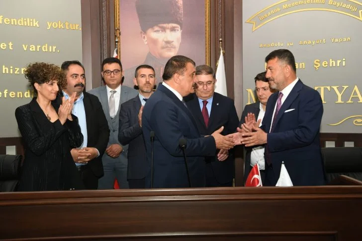 Malatya’dan milletvekili seçilen adaylar, mazbatalarını gerçekleştirilen törenle aldılar.