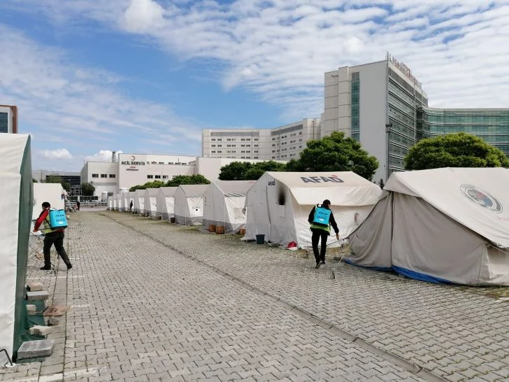 Malatya’da çadır ve konteynerlerde, Dezenfeksiyon ve haşere ile mücadele çalışmalarına aralıksız devam ediliyor.