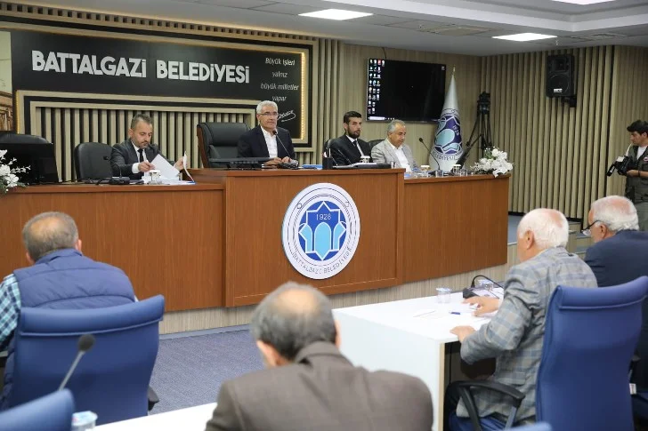 Eski Malatya’da yapılan geçici iş yerlerine geçecek olan esnaflardan 2 yıl boyunca kira alınmamasına karar verildi.