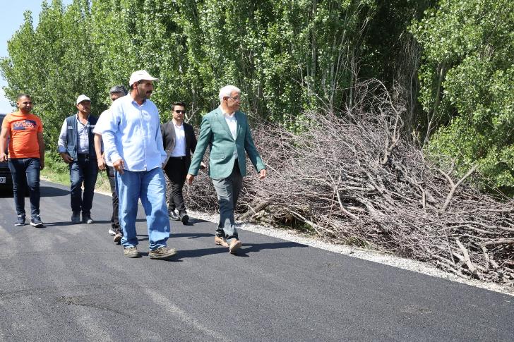 Başkan Güder, Asfalt serimine hız verdik ve ilçe genelinde asfalt serimlerini bu yıl bitirmeyi planlıyoruz.” dedi.