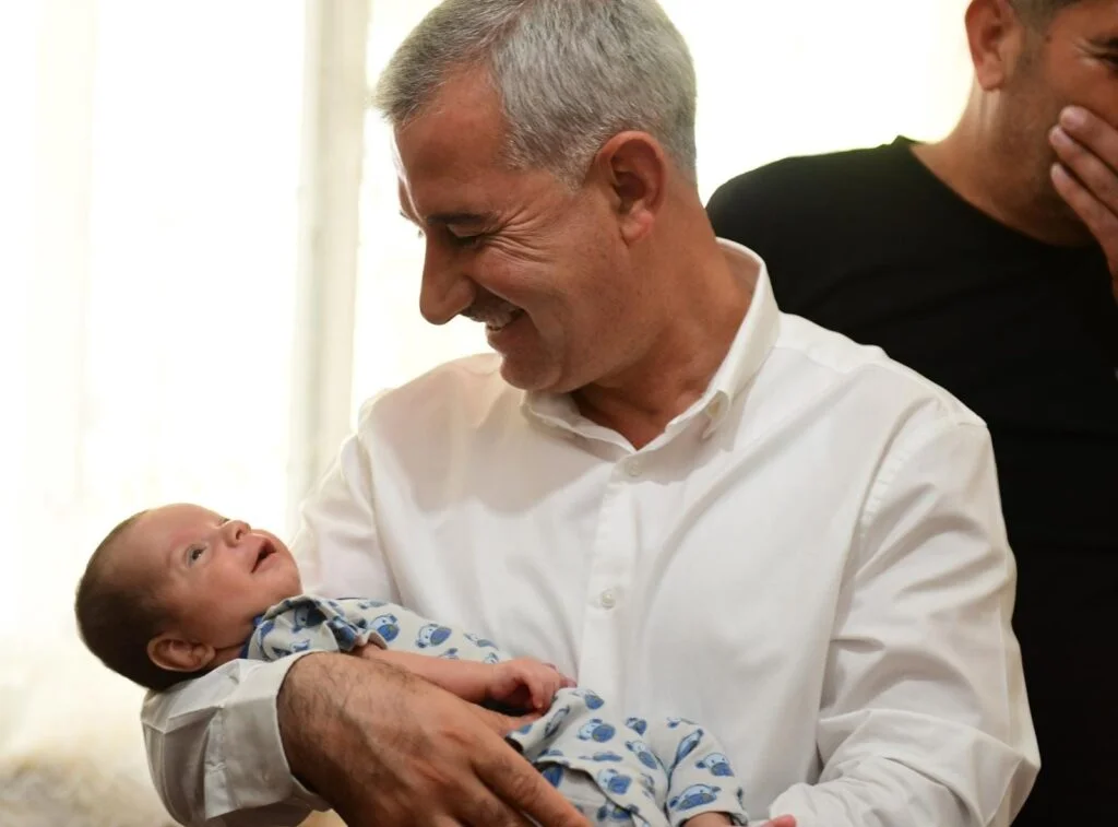 Yeşilyurt Belediyesi ‘Hoş Geldin Bebek’ Projesiyle Ailelerin Bebek Sevincini Paylaşıyor