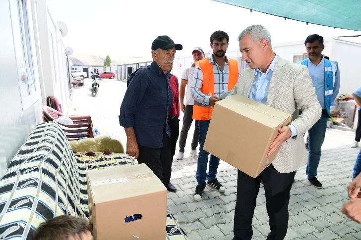 Yeşilyurt Belediyesi, ‘Hollanda Cordaid’ İle Kentsel Gelişim Derneği İşbirliğiyle Depremzedelere Yardım Malzemeleri Dağıtılıyor