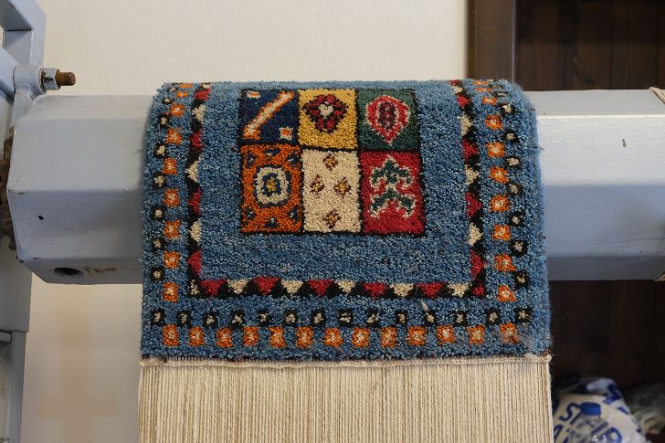 Kernek Külliyesi Kadın Yaşam Merkezi ve Kerpiç Ev’lerde açılan halı dokuma kursları devam ediyor.