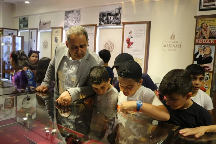 Fotoğraf Makinası Müzesi’ni gezen öğrenciler büyük ilgi gösterdi.