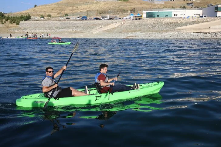 Battalgazi Belediyesi öncülüğünde Karakaya Barajı üzerinde Kano etkinliği düzenlendi.