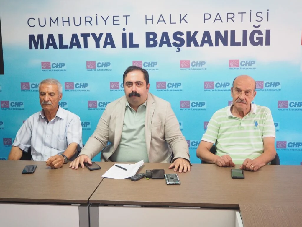 CHP Malatya İl Başkanı Barış Yıldız Lozan Barış Antlaşması’nın 100. Yıldönümü nedeniyle parti il binasında basın açıklaması gerçekleştirdi.