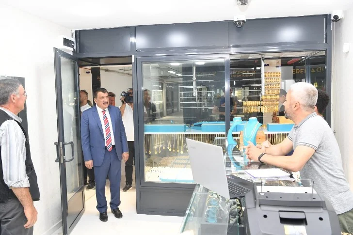 Malatya Büyükşehir Belediye Başkanı Selahattin Gürkan, Malatya Yeni Kuyumcular Çarşısında incelemelerde bulundu.