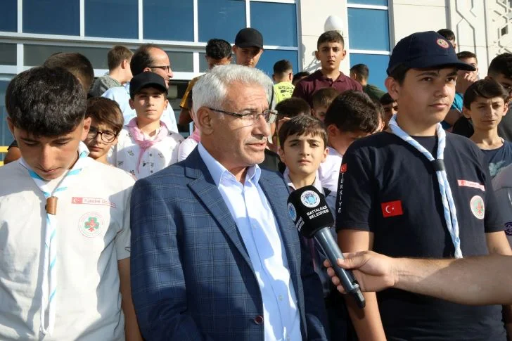 Bir haftalık kampa katılan depremzede öğrencileri, Başkan Güder uğurladı.