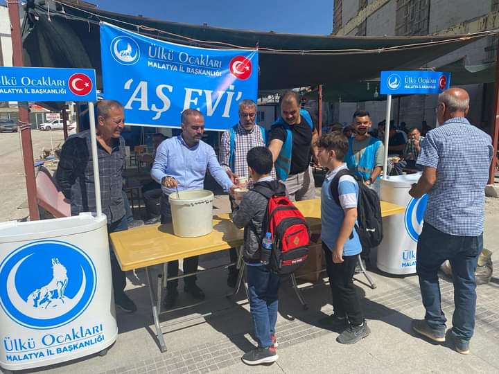Malatya Ülkü Ocakları ” Ocağımızın Dumanı Tütüyor ” adı altında hafta içi her gün saat 12.00 – 13.00 arası çorba ikramında bulunacak.
