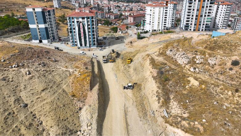Büyükşehir Belediyesi değişim-dönüşüm çalışmaları kapsamında Venk Caddesi’nde yol açma ve genişletme çalışmalarına başladı.