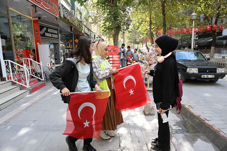 Cumhuriyetimizin 100. yıl kutlamaları kapsamında Malatya Büyükşehir Belediyesi, kenti Türk bayraklarıyla donattı.