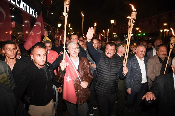 Cumhuriyetimizin kuruluşunun 100. yıl dönümü kutlamaları kapsamında kortej yürüyüşü ve fener alayı düzenlendi.