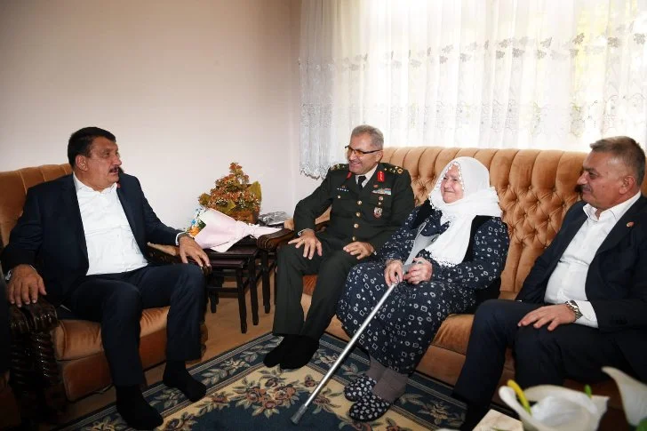 Başkan Gürkan, Türkiye Cumhuriyetinin 100. Yılında, 100 yaşını doldurmuş veya asmış yaşlıları evlerinde ziyaret etti.