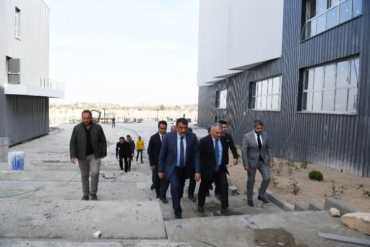 Malatya Valisi Ersin Yazıcı  Orduzu Spor Kompleksi’ndeki çalışmaları yerinde inceledi