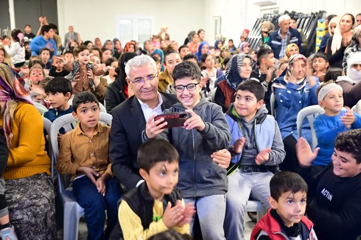 Başkan Güder, depremzede çocukların yanında olmaya devam ediyor