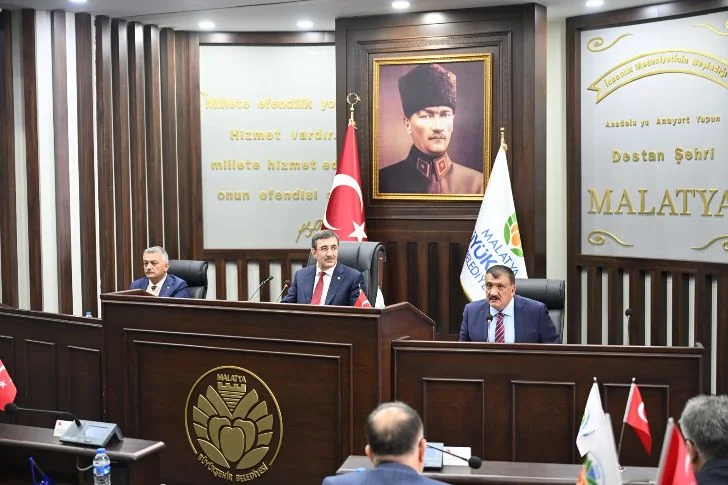 Cumhurbaşkanı Yardımcısı Cevdet Yılmaz, Büyükşehir Belediye Meclis Salonunda İş İnsanlarıyla bir araya geldi