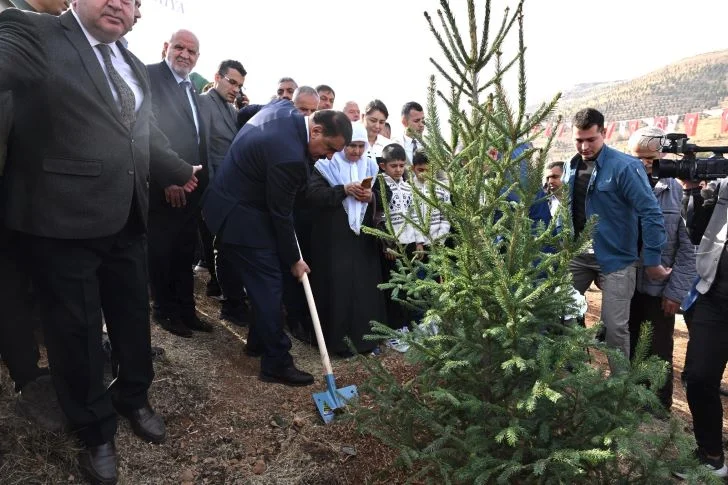 Beydağı Tabiat Parkı’nda 1246 fidanın toprakla buluştuğu Deprem Şehitleri Hatıra Ormanı oluşturuldu.