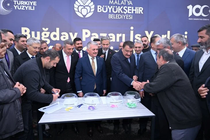 Buğday Pazarı esnafına tahsis edilecek olan dükkânların kura çekimi düzenlenen törenle gerçekleştirildi.