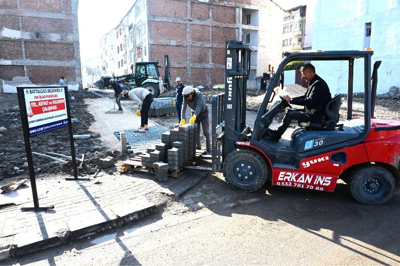 Battalgazi Belediyesi Ekiplerinden Aslanbey Mahallesi’nde Kaldırım Çalışması