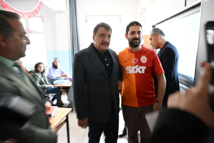 Malatya Büyükşehir Belediye Başkanı Selahattin Gürkan, Engelli vatandaşlara yönelik devam eden EKPSS kursunu ziyaret etti