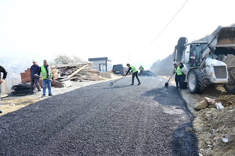 Yeşilyurt Belediye Başkanı Mehmet Çınar’ın Mollakasım Mahallesi’nde yürütülen yol yenileme çalışmalarını inceledi