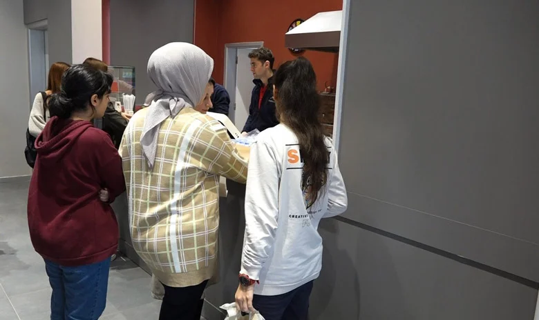 Malatya Büyükşehir Belediyesinden Öğrencilere İkram