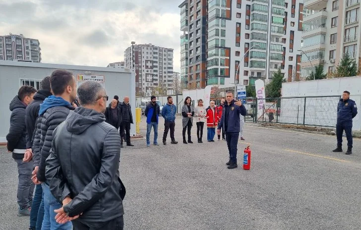 Malatya Büyükşehir Belediyesi İtfaiyesi, Konteyner Kentlerde Yangın Eğitimi Veriyor