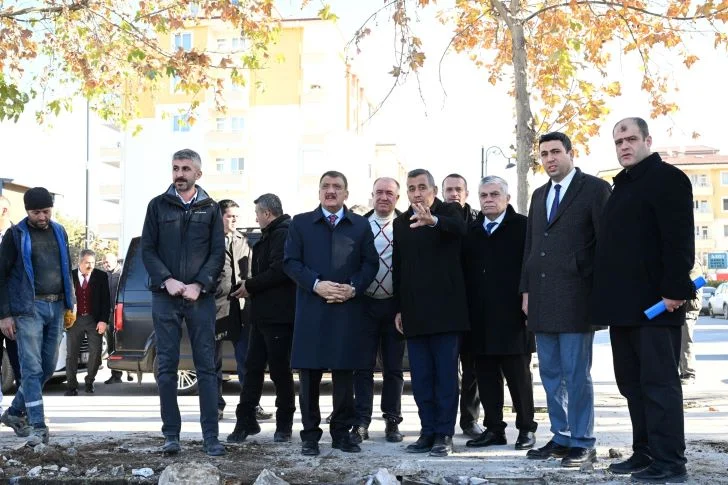 Başkan Gürkan, “Anayurt Bulvarı, Kuzey Kuşak Yolu, Kuzey Çevre Yolu ve ana arterle birlikte 4 arter bu bölgede olacak.” dedi.