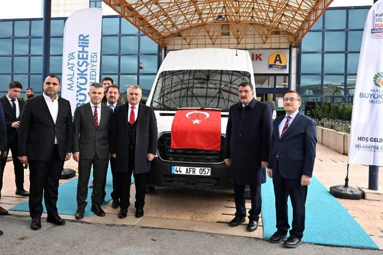 Başkan Gürkan, Turgut Özal Tıp Merkezi’ne kullanılamaz hale gelen aracın yerine yenisini hediye etti.